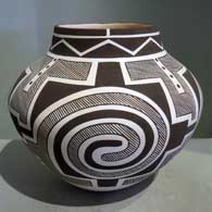 A black and white jar incorporating Tularosa and Mimbres designs