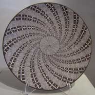 Plate with swirl geometric and fine line design
