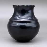 A plain polished black double shouldered water jar with a pie crust rim, click or tap to see a larger version