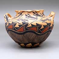 A polychrome high-shoulder jar with handles and a pie crust rim, decorated with a lizard, fineline and geometric design, click or tap to see a larger version