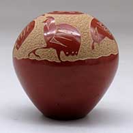 A red seed pot decorated above the shoulder with a sgraffito family of quail, click or tap to see a larger version