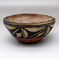 Polychrome bowl with a traditional Kewa design featuring geometric elements
 by Unknown of Santo Domingo