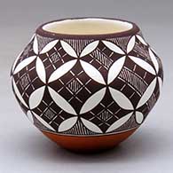 Click for a larger view A small polychrome jar decorated with a yucca leaf snowflake, fineline and geometric design
by Amanda Lucario of Acoma