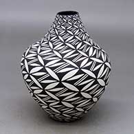 Click for a larger view A black on white jar decorated with a yucca-leaf snowflake geometric design
by Sandra Victorino of Acoma