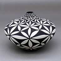 A black on white tear drop jar decorated with a pumpkin seed snowflake geometric design
 by Sandra Victorino of Acoma