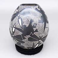 Black and white jar with a sgraffito dragonfly, lizard, and geometric design
 by Alex Ortega of Mata Ortiz and Casas Grandes